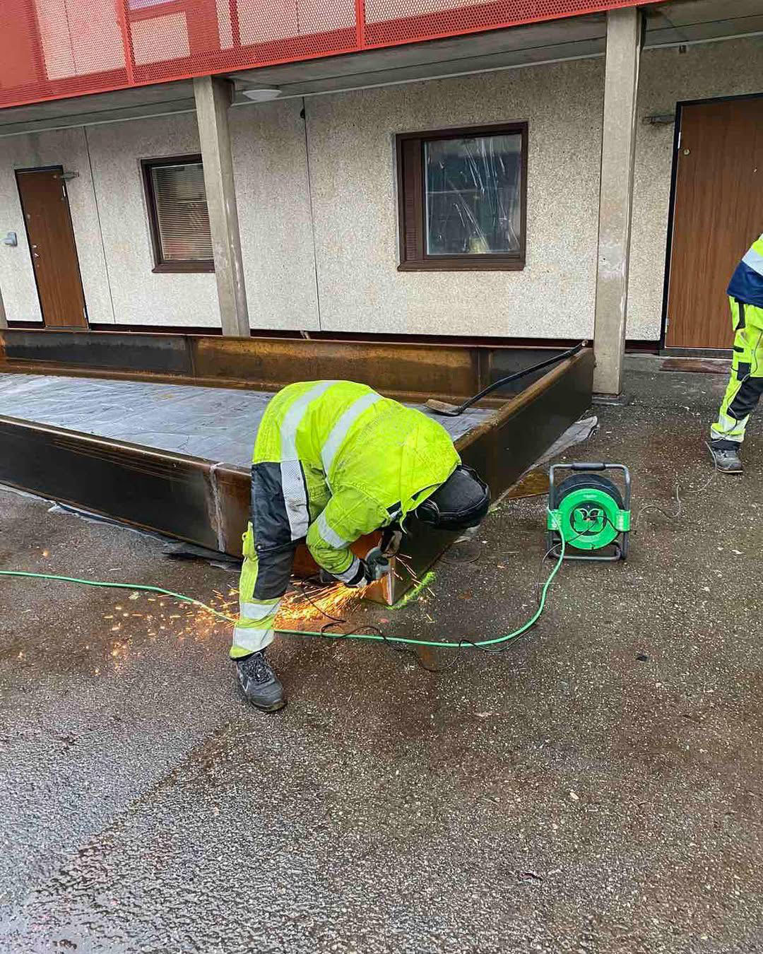 On-site steel beam fabrication and finishing